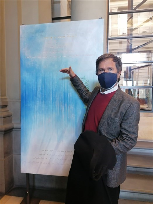 Il maestro Veneziano davanti a uno dei suoi dipinti