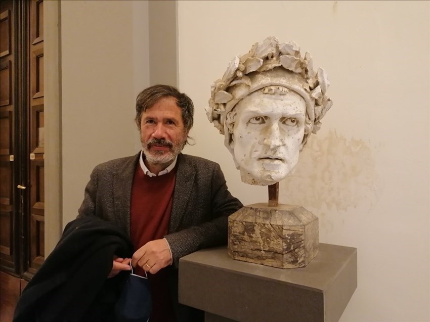 Il maestro Veneziano davanti a uno dei suoi dipinti