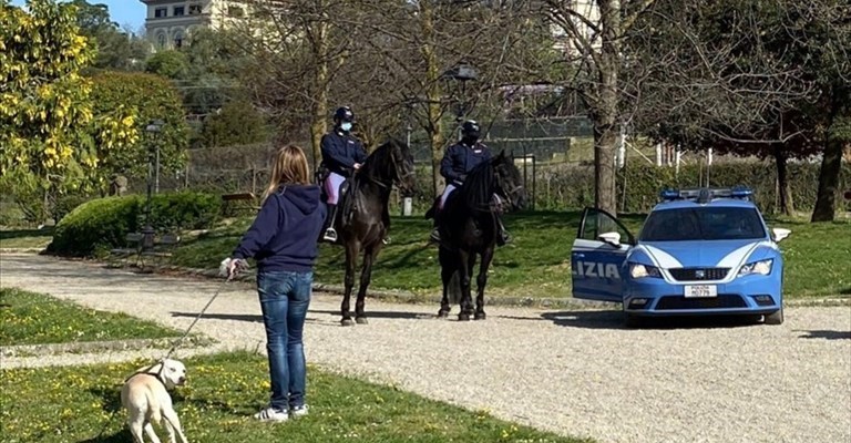 controlli della Polizia a cavallo nei parchi