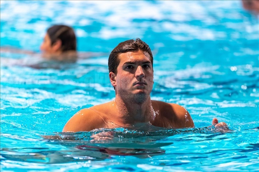 Il portiere della Rari-Nantes Florentia Massimiliano Cicali (1) durante il riscaldamento.