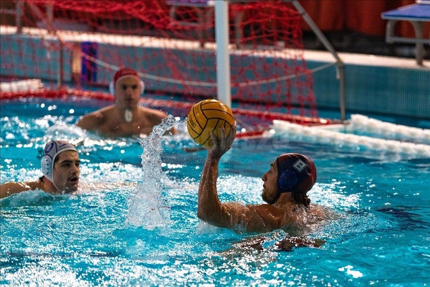 Il giocatore della AS Roma Nuoto durante la fase offensiva.