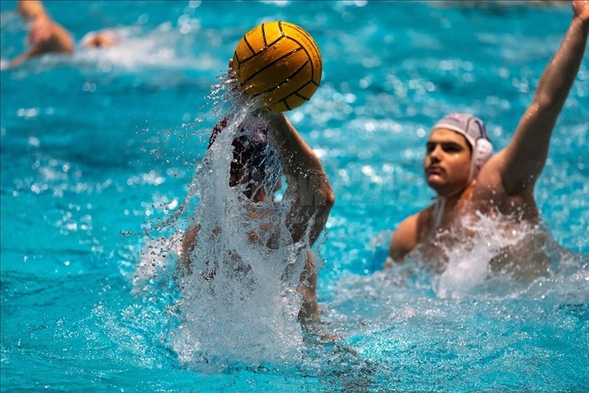 Il giocatore della AS Roma Nuoto passa la palla durante un ripartenza in contropiede.