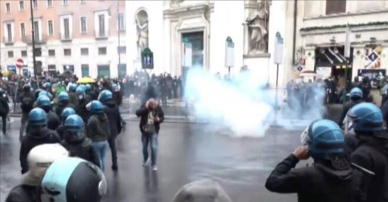 gli scontri durante la manifestazione di Roma