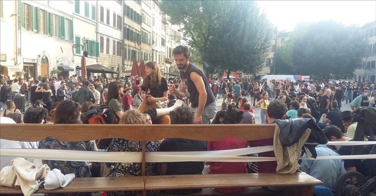 centinaia di persone in piazza Santo Spirito
