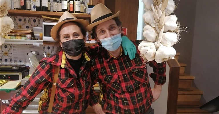 Francesco e Barbara nella loro bottega