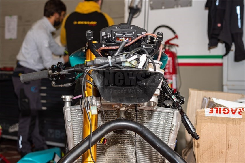 Una moto accidentata ai box.