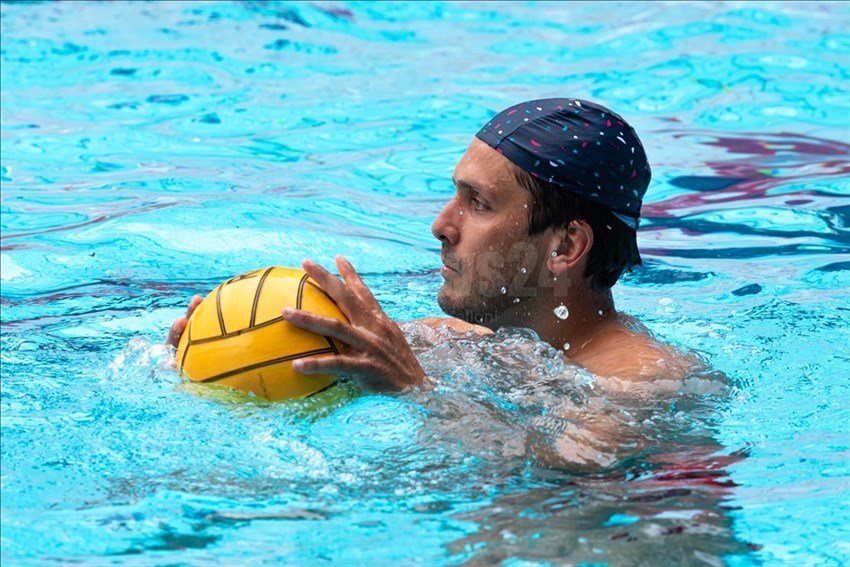 Un giocatore della Rari Nantes Florentia durante il riscaldamento.