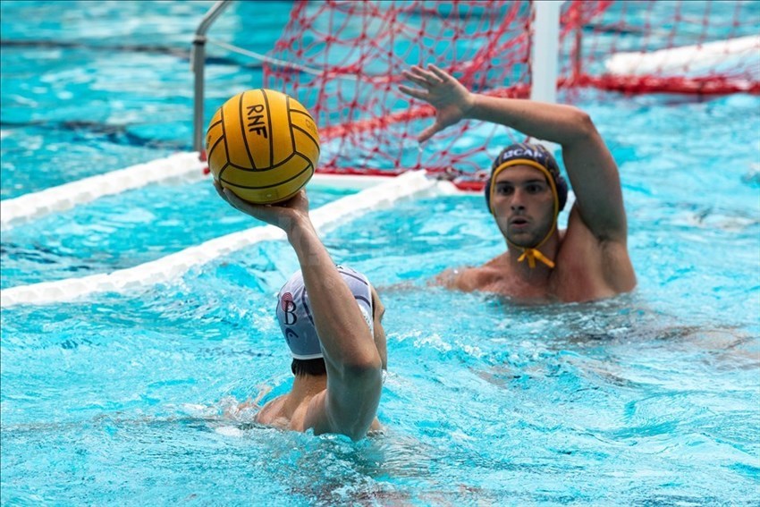 Un giocatore della Rari Nantes Florentia durante la fase di attacco.