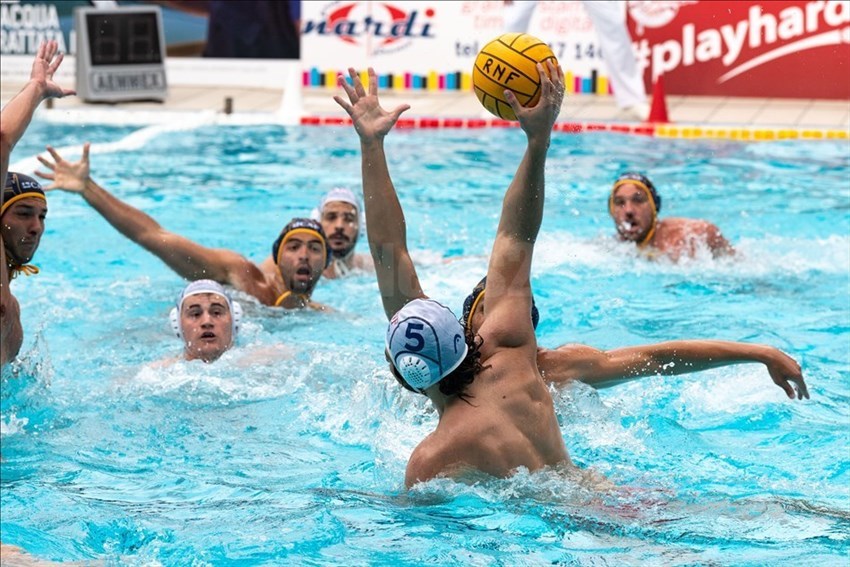 Il difensore della Rari Nantes Florentia Stefano Sordini (5) tenta il tiro dalla distanza.