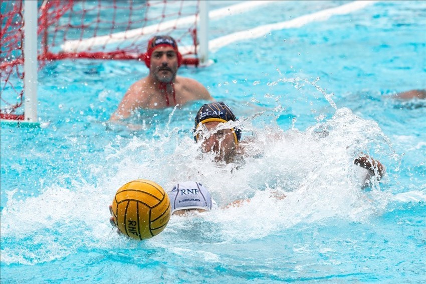 Un giocatore della Rari Nantes Florentia lotta per il recupero della palla.