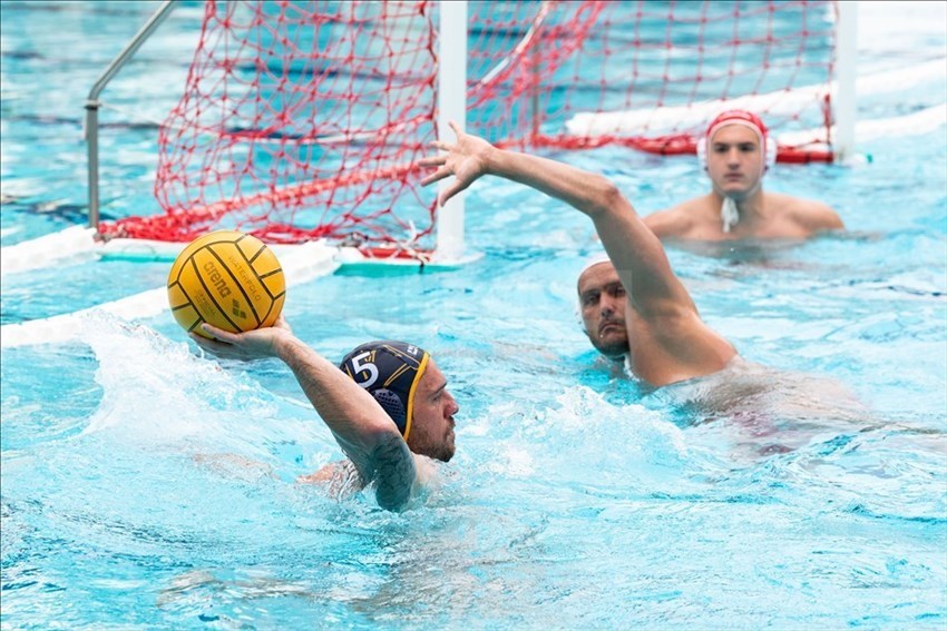 Un giocatore del San Donato Metanopoli non riesce a trovare la conclusione a rete, a causa dell’attenta difesa del giocatore della Rari Nantes Florentia.