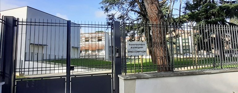 Scuola Dino Compagni, l'ingresso da via Verità