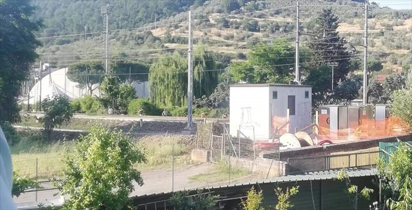 Soggetti correre lungo la ferrovia a Sieci: le foto denuncia