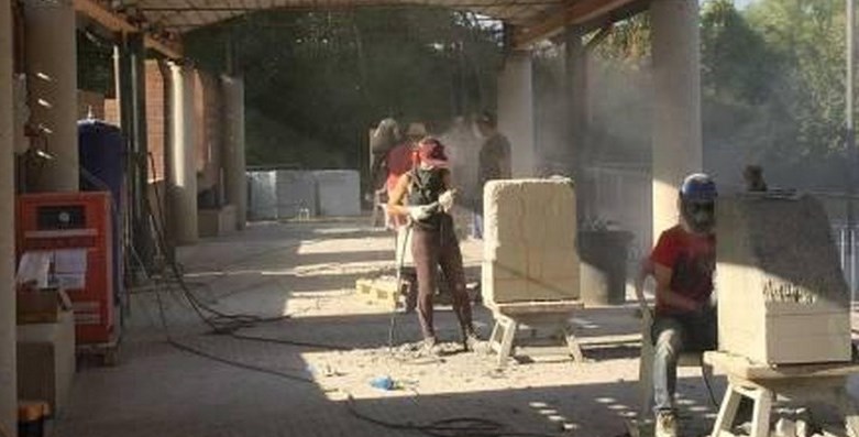 Una delle precedenti edizioni, con gli artisti all'opera