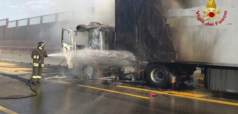 Il camion in fiamme