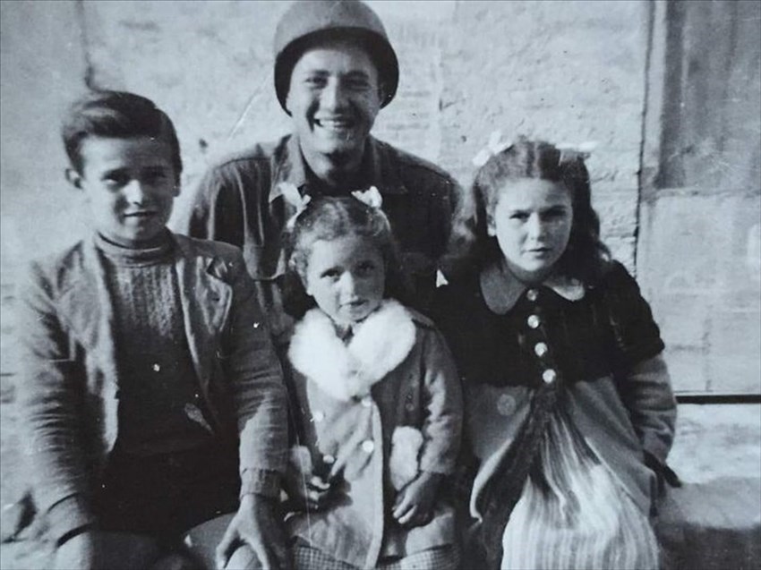 Martin Adler posa con i tre bambini