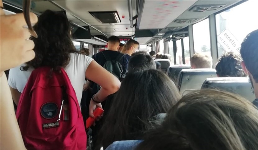 Ragazzi 'stipati' in autobus lo scorso anno. Mai più così?