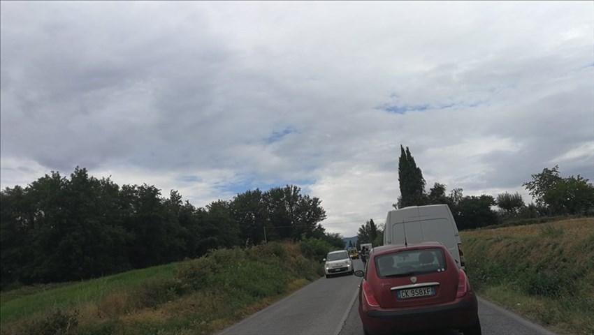 I veicoli in coda a San Giovanni