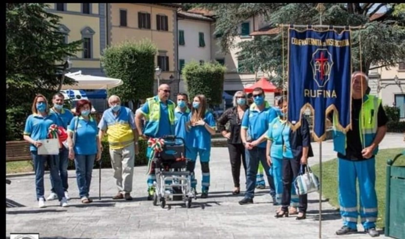 Mangani assieme ai volontari