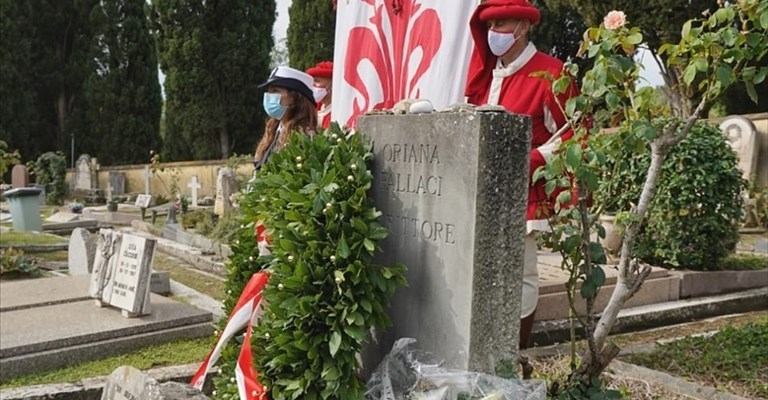 il ricordo di Oriana Fallaci al cimitero degli Allori