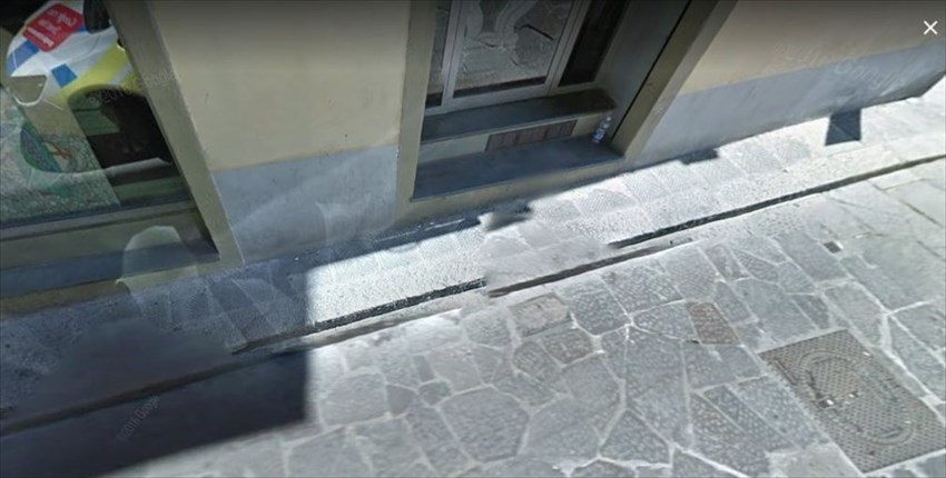 la pratica di tappare i tombini visibile anche da street view