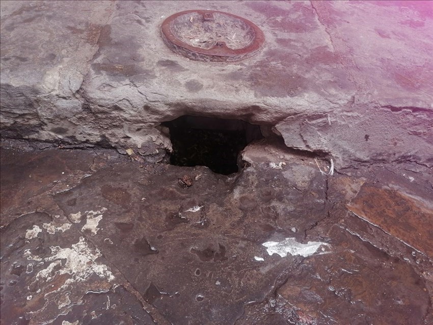 la caditoia dell'acqua piovana che era completamente ostruita da cartoni e plastica