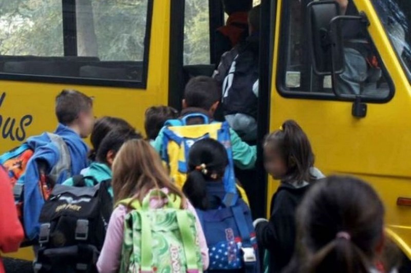 bambini scuolabus. foto di repertorio