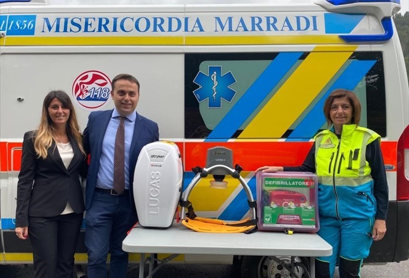 Da sinistra: i rappresentanti UniCredit Elena Allambra e Pasquale Prencipe; con il Governatore della Confraternita di Misericordia, Giovanna Mazzoni.