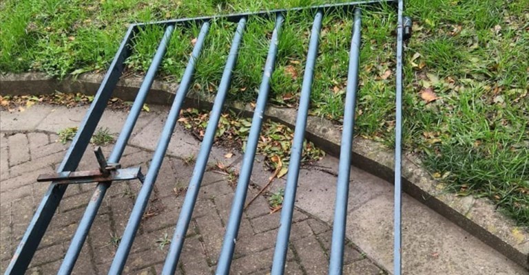 il cancello crollato