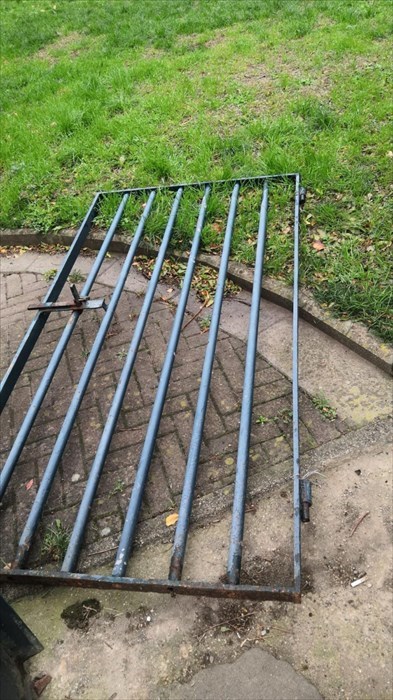 il cancello caduto in via Taddeo Alderotti