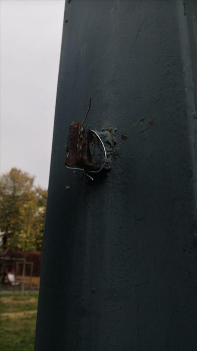 il cancello caduto in via Taddeo Alderotti