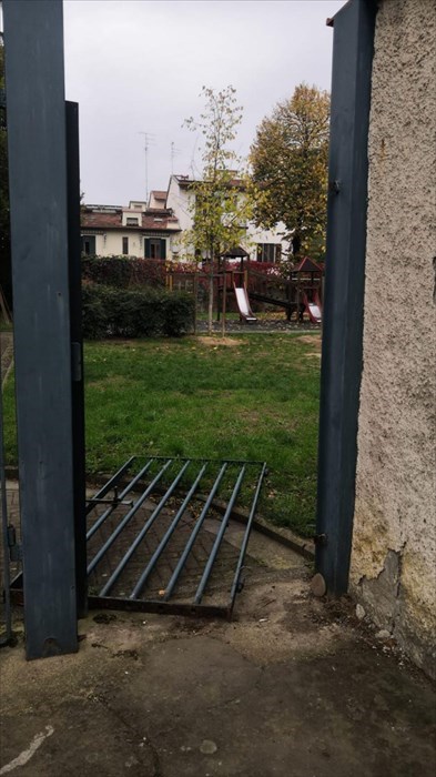 il cancello caduto in via Taddeo Alderotti