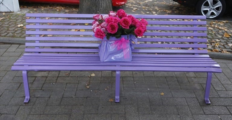 una panchina viola per la gentilezza