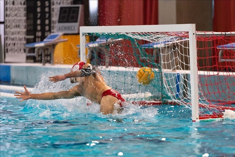 ll portiere della Rari Nantes Florentia Alessio Sammarco (1),  protagonista di splendide parate e di insuperabili gesti atletici.