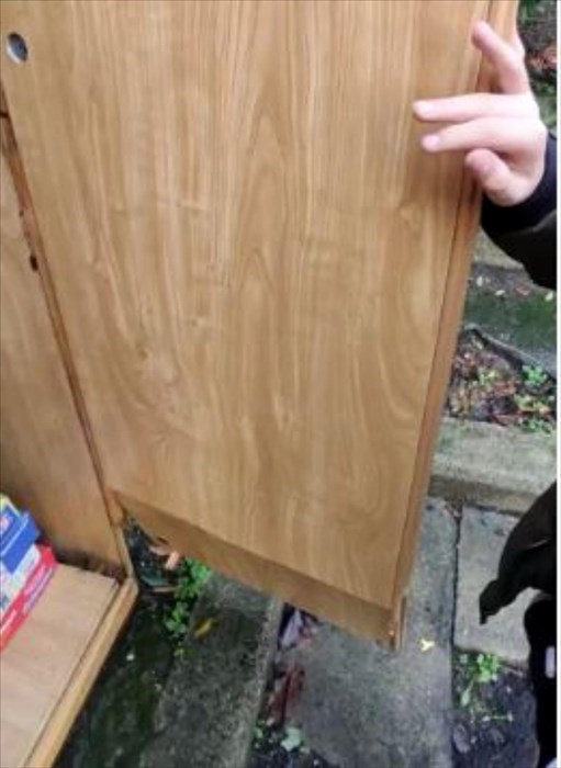 l'armadio danneggiato irrimediabilmente