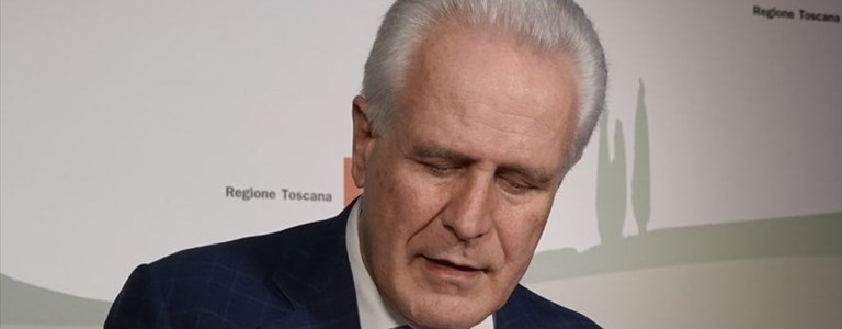 Eugenio Giani mentre firma l'ordinanza