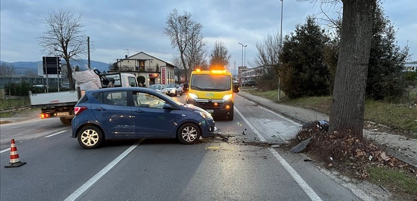 Incidente a La Torre. Auto contro un albero, una donna al Pronto Soccorso