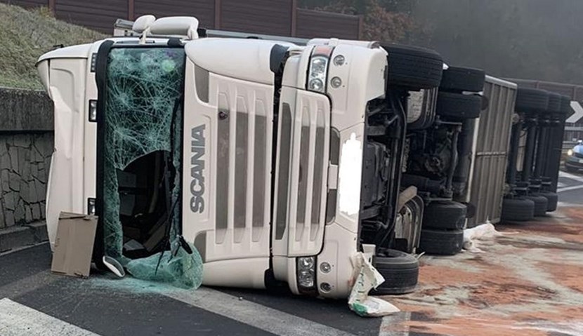 A1. Uscita chiusa a Barberino per il ribaltamento di un camion. Riapertura in mattinata