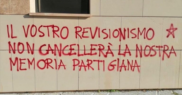 la scritta apparsa stamani