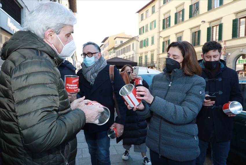 la vicesindaca Bettini consegna i barattoli