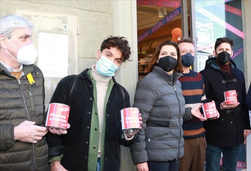 la vicesindaca Bettini consegna i barattoli