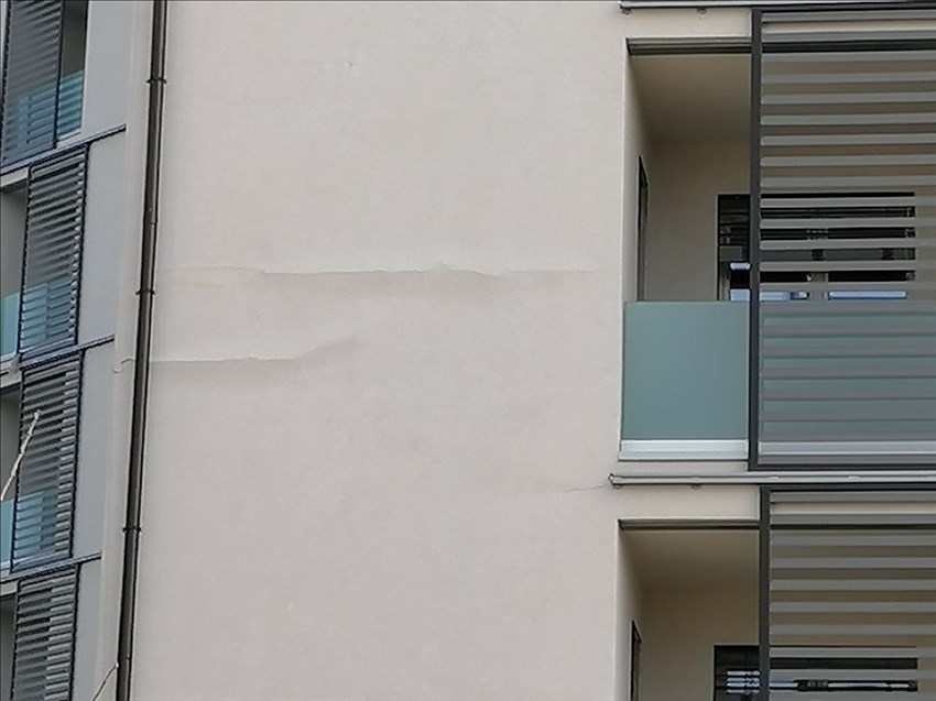 le case nuove con le evidenti crepe in facciata dimostrazione di un cappotto termico non fatto proprio a regola d'arte?