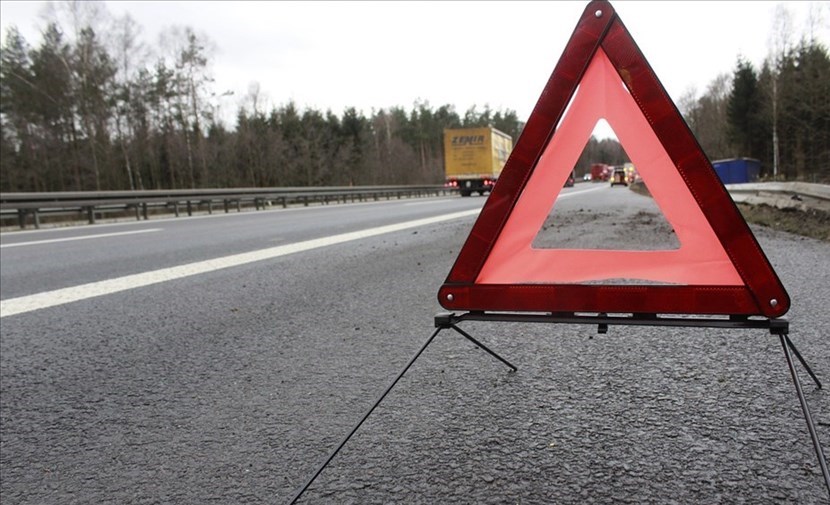 Auto contro muretto e albero oggi sulla 551