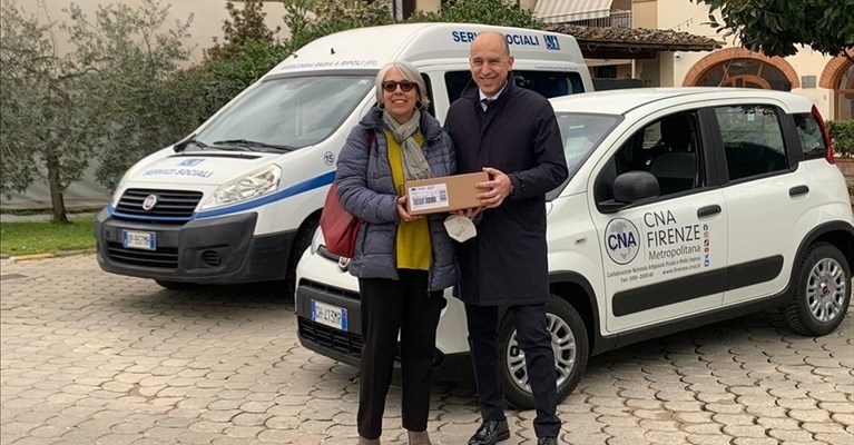 Giacomo Cioni consegna a Gabriella Sabatini una delle scatole di medicinali