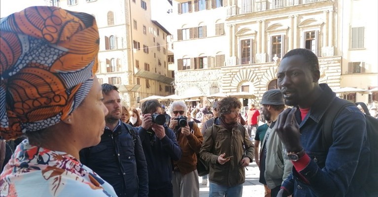 Un esponente della comunità senegalese a colloquio in piazza della Signoria con l'esponente dell'estrema sinistra Antonella Bundu.