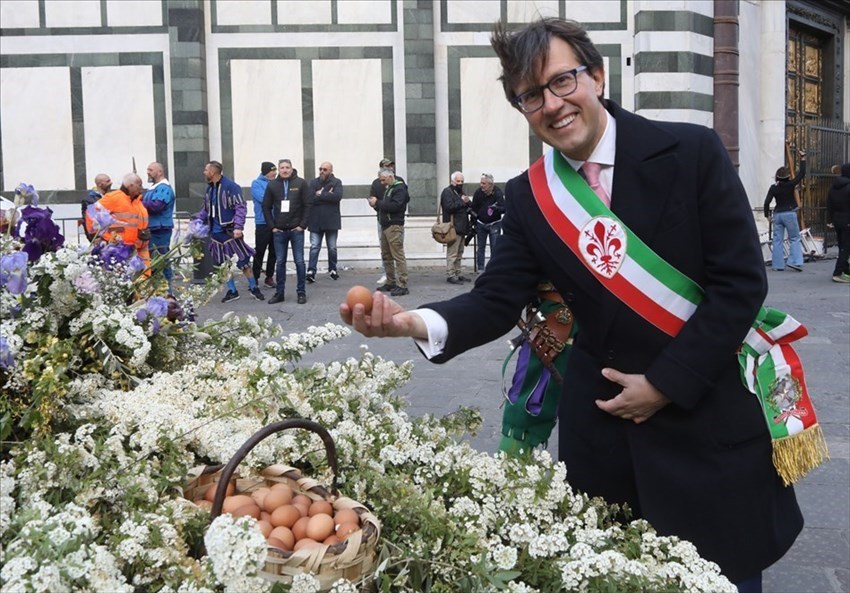 il sindaco di Firenze con le uova pasquali