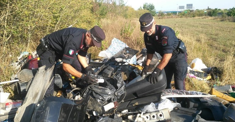 rifiuti abbandonati nel parco della piana