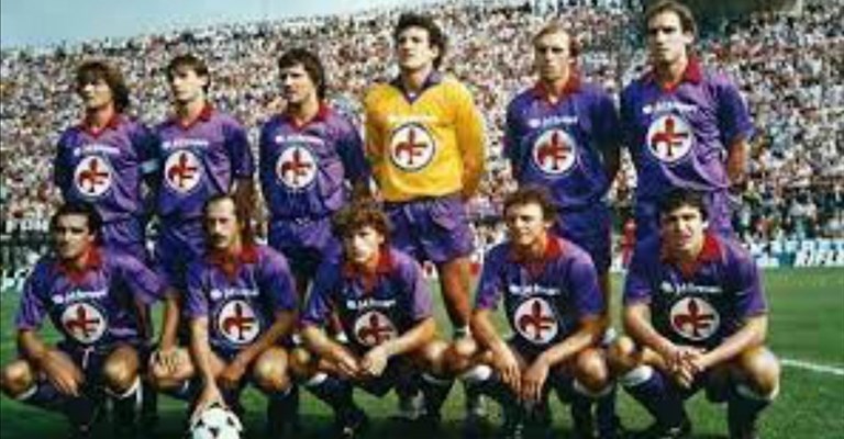 la Fiorentina 1982. In alto da sinistra, Antognoni, Massaro, Bertoni, Galli, Galbiati, Graziani. Accosciati: Cuccureddu, Casagrande, Ferroni, Vierkowood, Pecci.