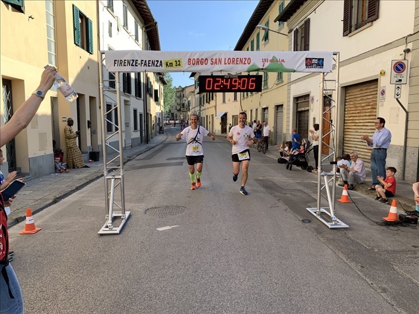 Luca Guidalotti runner targato OKMugello al primo passaggio a Borgo San Lorenzo