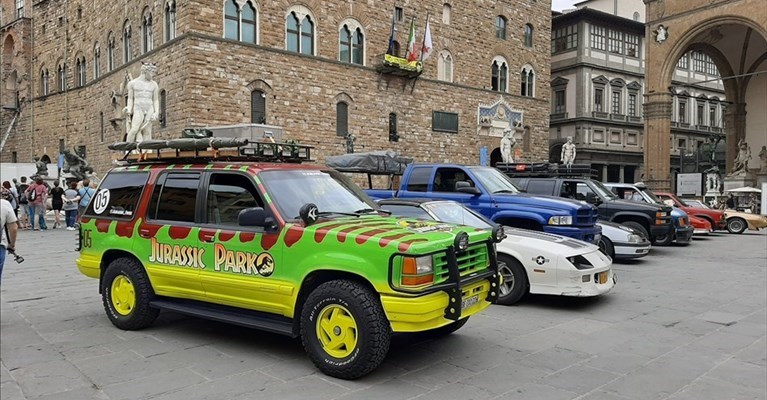 le auto parcheggiate bellamente in piazza della Signoria